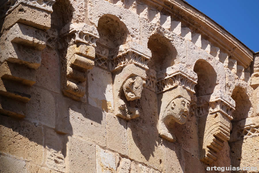 Canecillos de la cabecera