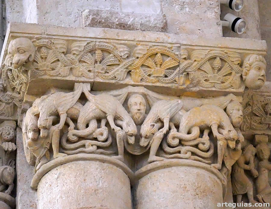 Capitel doble interior: lucha con dragones