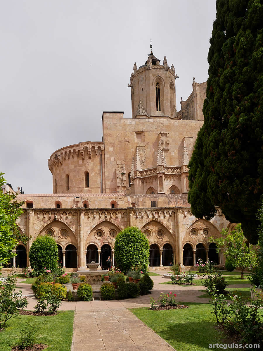 Cabecera y campanario de la Catedral de Tarragona desde el claustro