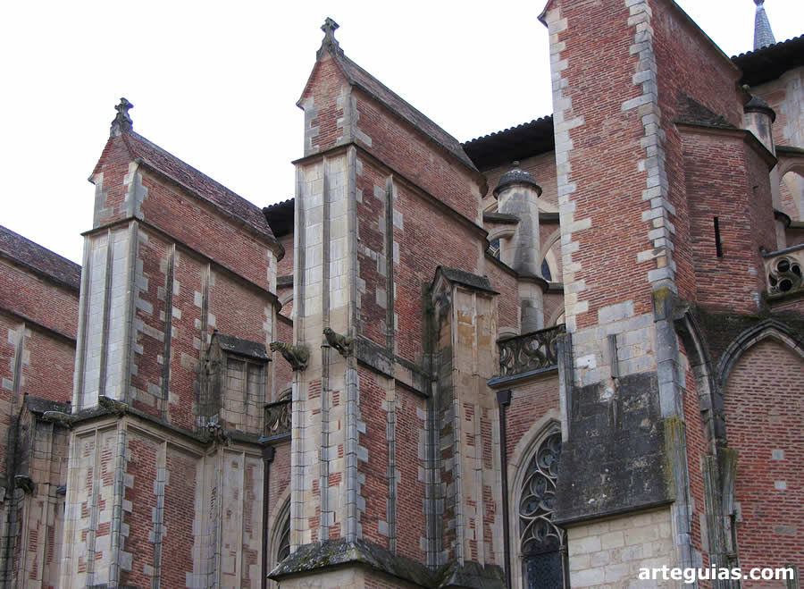 Sistema de arbotantes en la fachada septentrional de la catedral