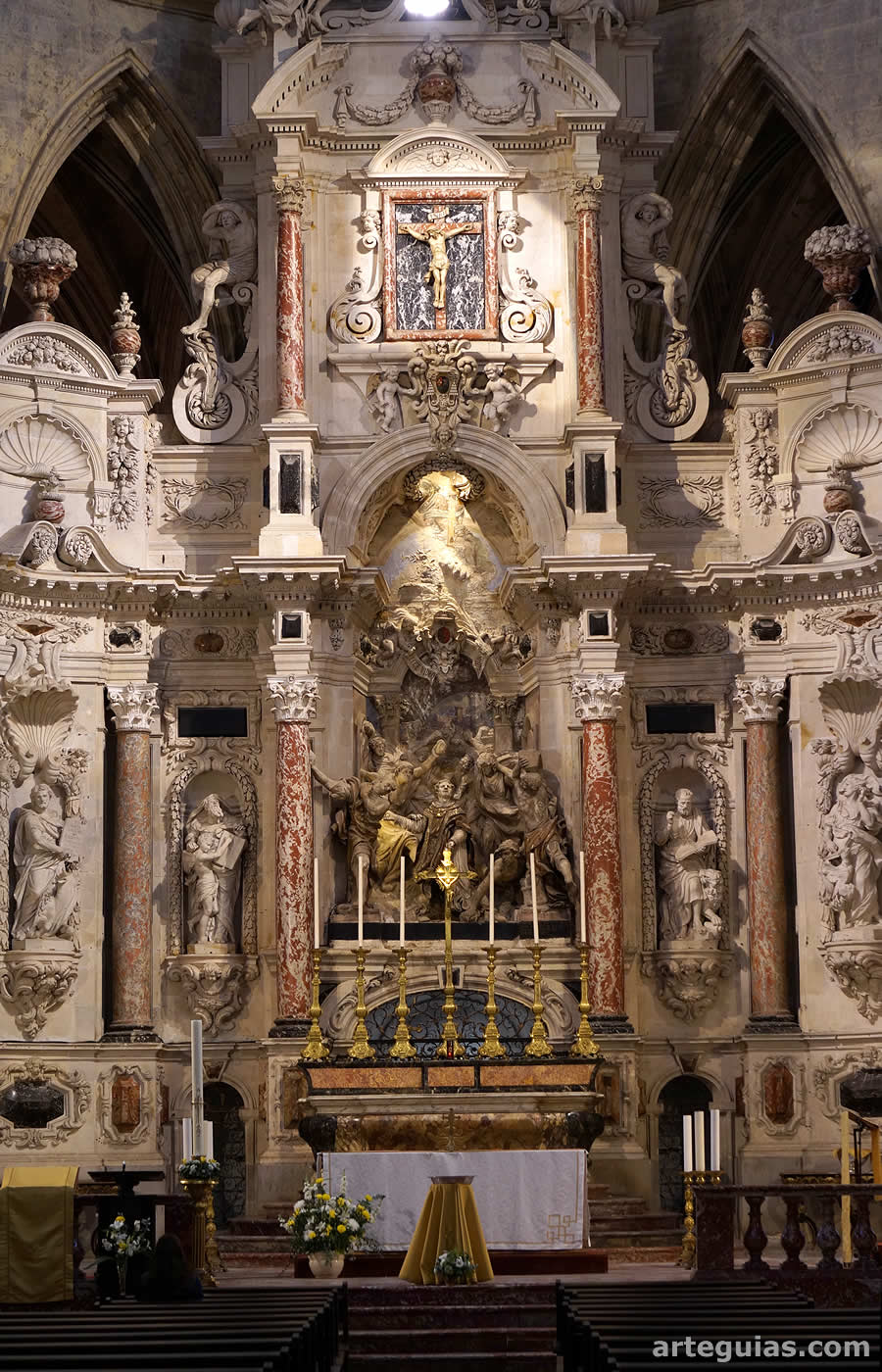 Retablo barroco en la capilla principal