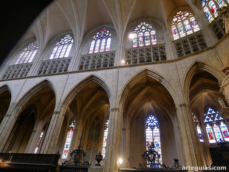 Cuerpo g&oacute;tico de similitudes con el del norte de Francia (Isla de Francia)