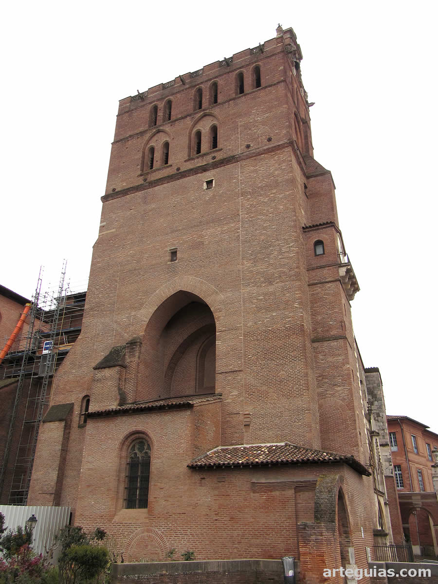 Torre campanario construido completamente de ladrillo