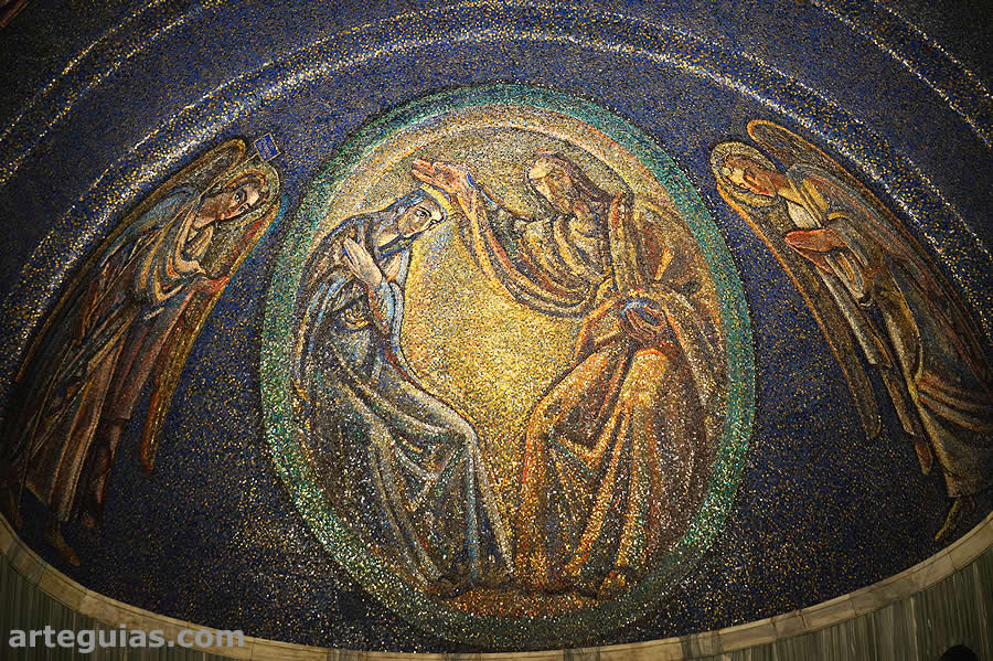 Mosaico moderno en el &aacute;bside central de la catedral