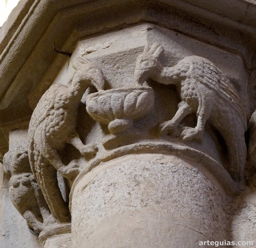 Capitel con pavos reales bebiendo de un cáliz
