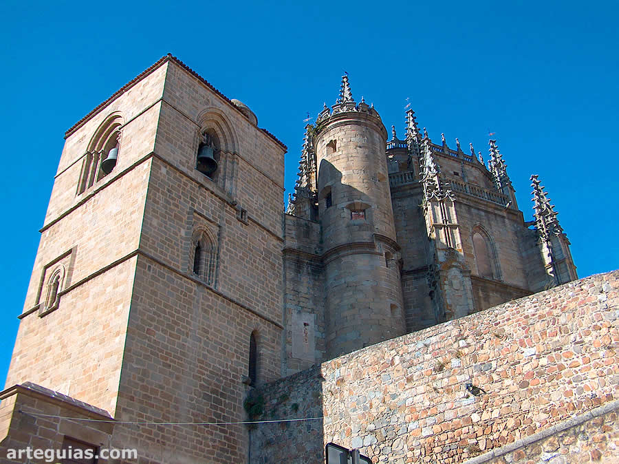 Torre de la Catedral Vieja y cabecera de la Catedral Nueva