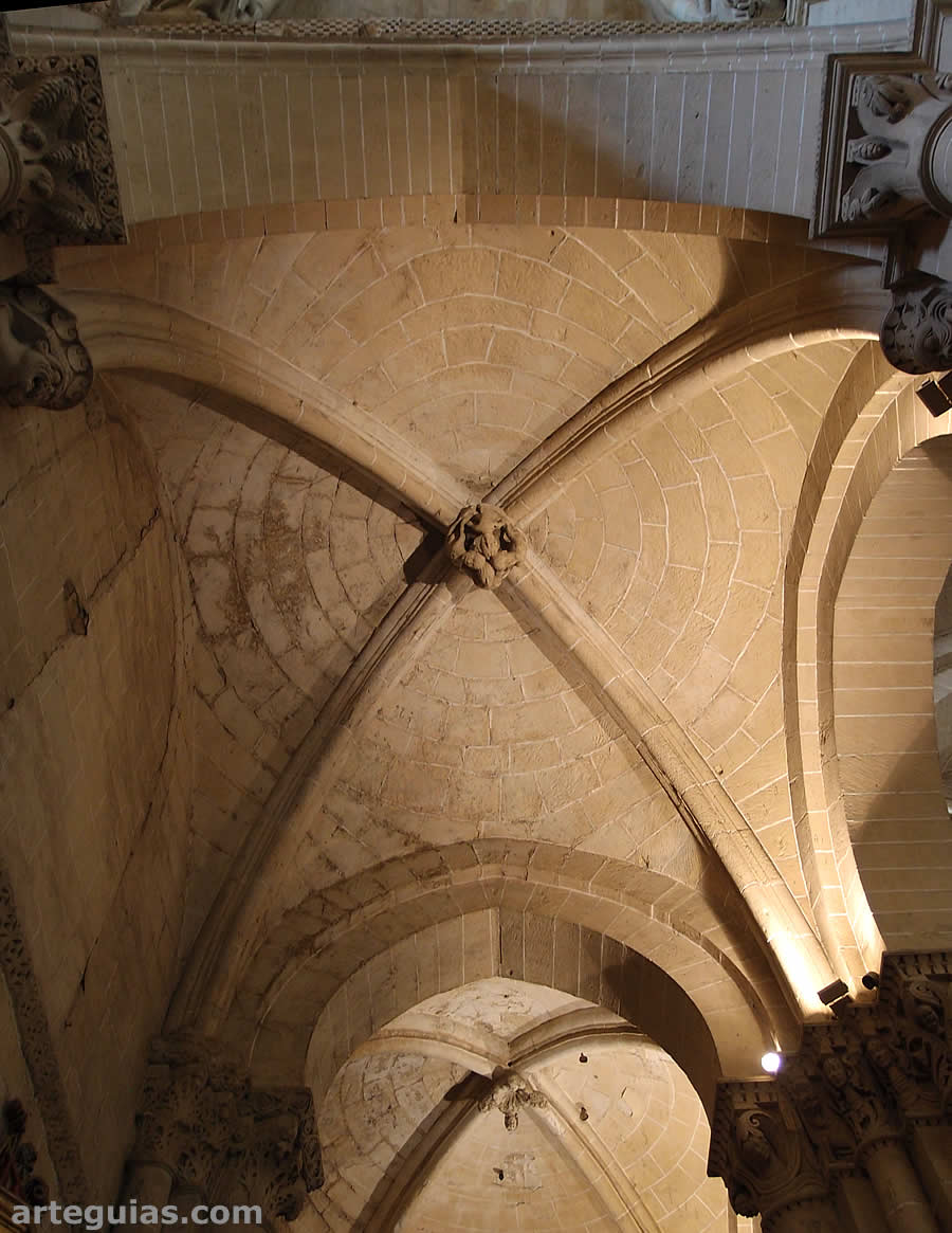 B&oacute;vedas de crucer&iacute;a aquitanas en la nave lateral de la catedral