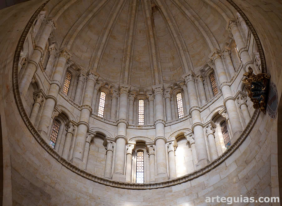 Interior del cimborrio de la catedral vieja