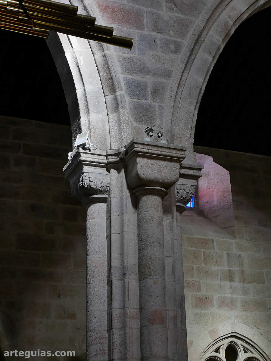 Uno de los soportes: pilar con columnas entregas