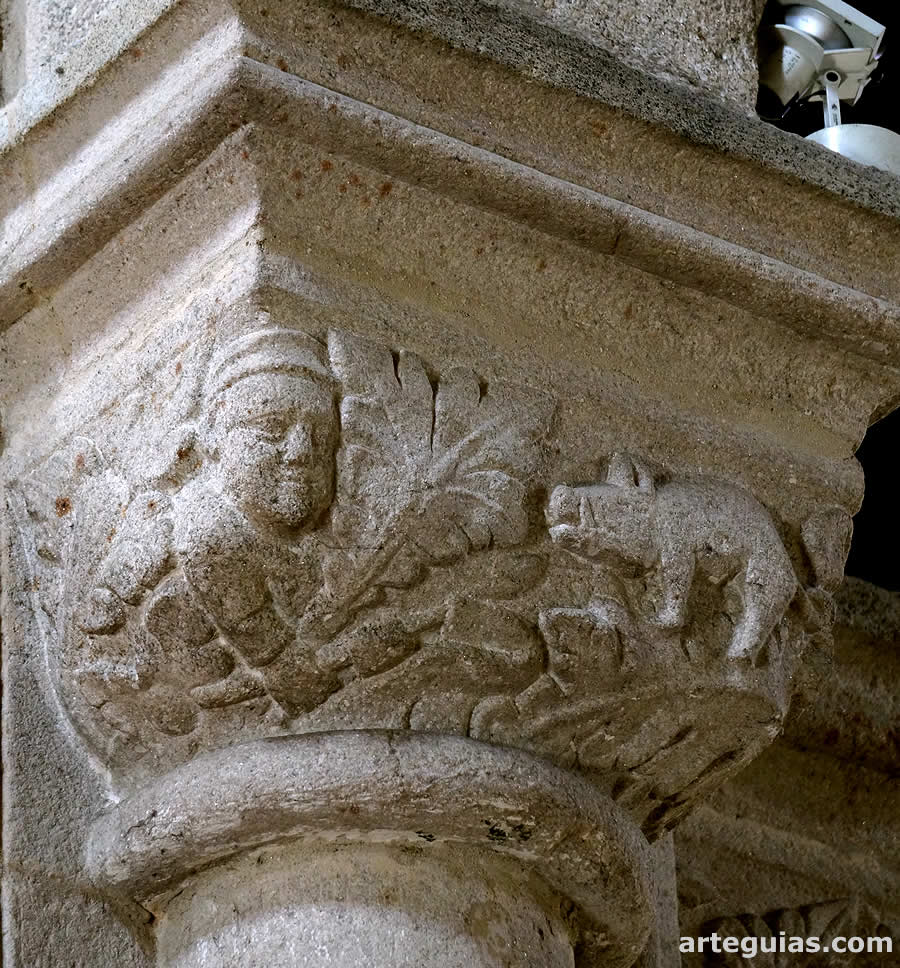 Capitel con la caza de un jabalí