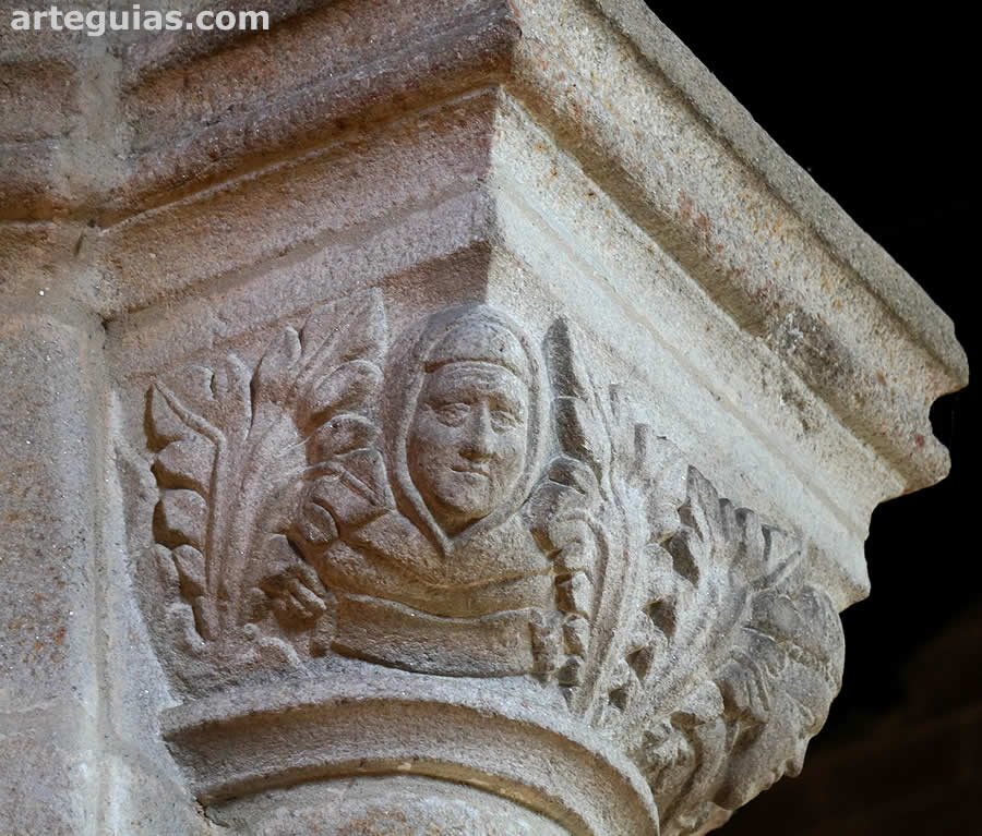 Capitel interior con la representación de un clérigo