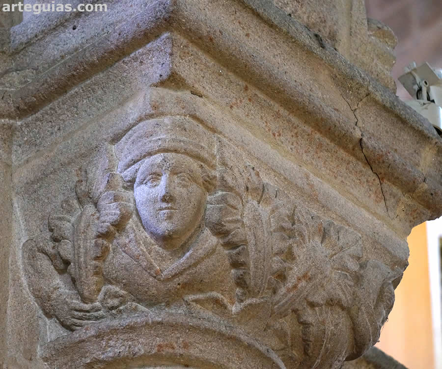 Capitel con un personaje