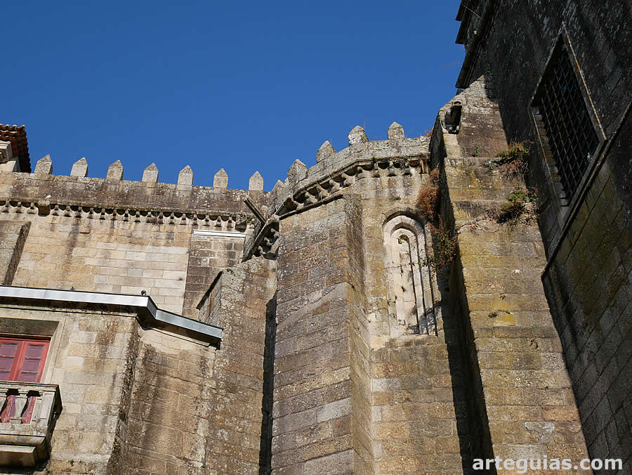 Uno de los ábsides laterales góticos