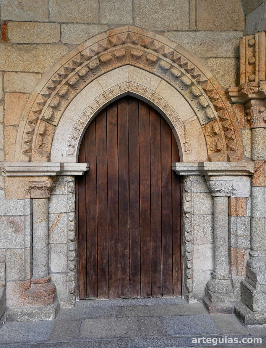 Puerta gótica dentro del claustro