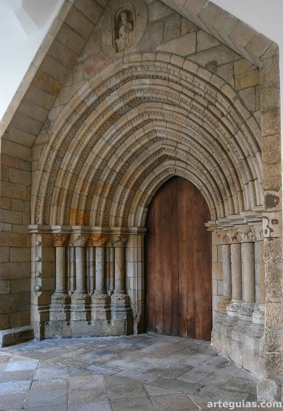 Magnífica puerta gótica