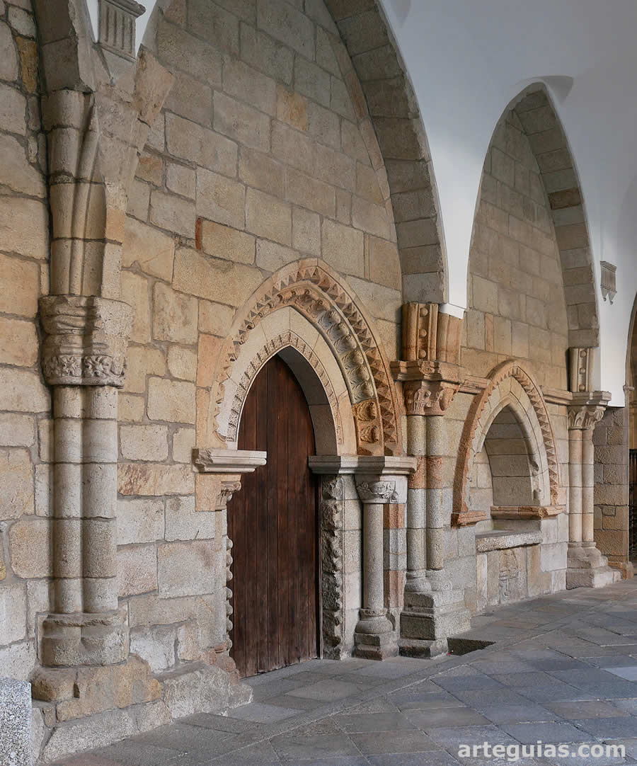 Estructuras medievales que han sobrevivido dentro del claustro del siglo XVI