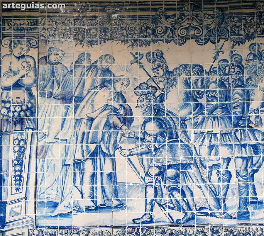 Panel de azulejería blanca y azul del claustro