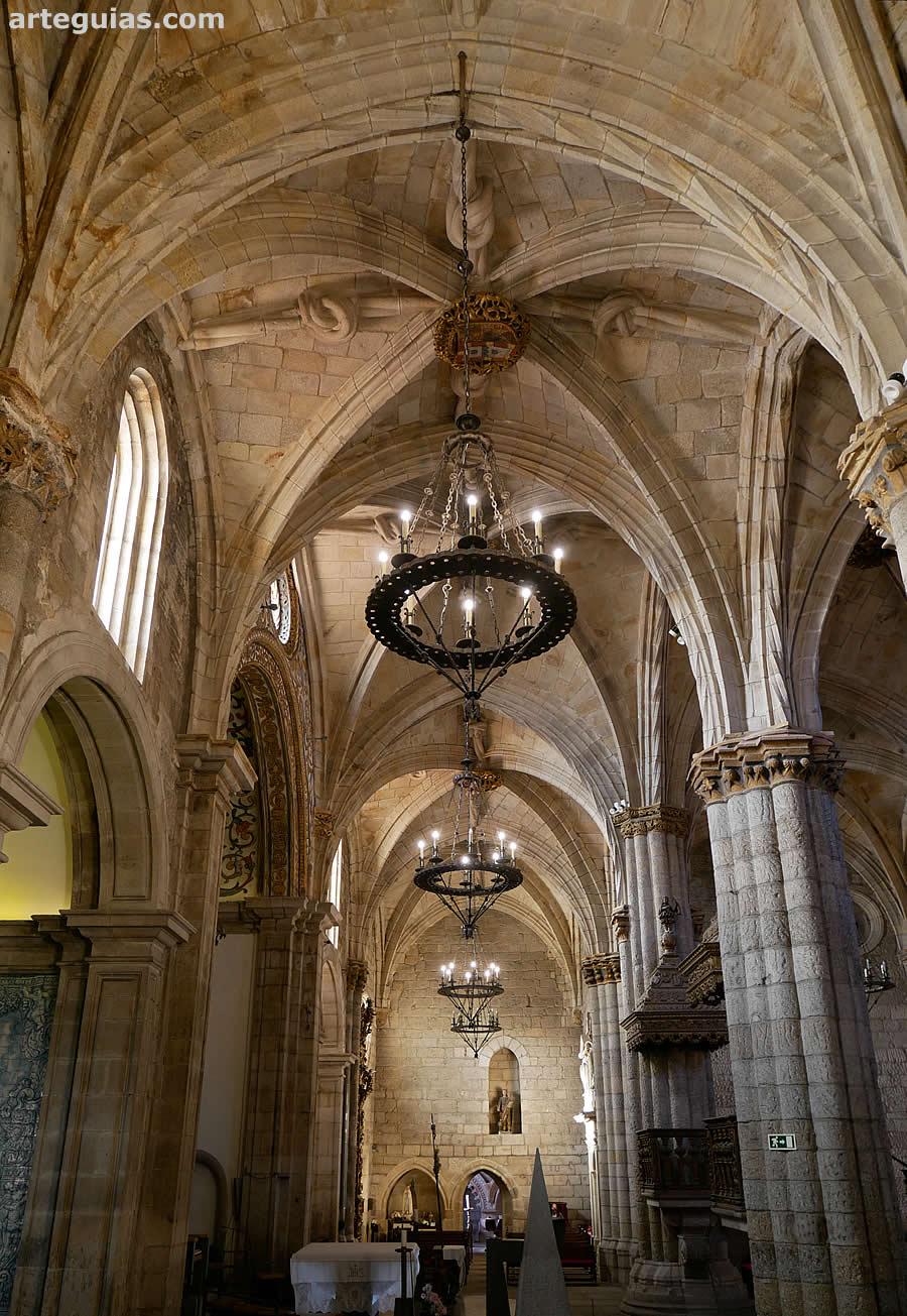 Una de las naves de la catedral de Viseu: interior
