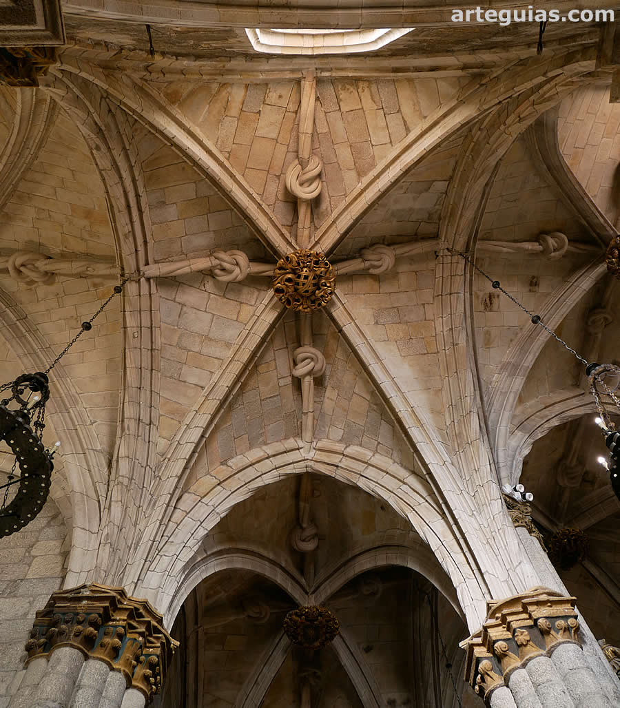 Bóveda de crucería con nervios que imitan cuerdas marineras