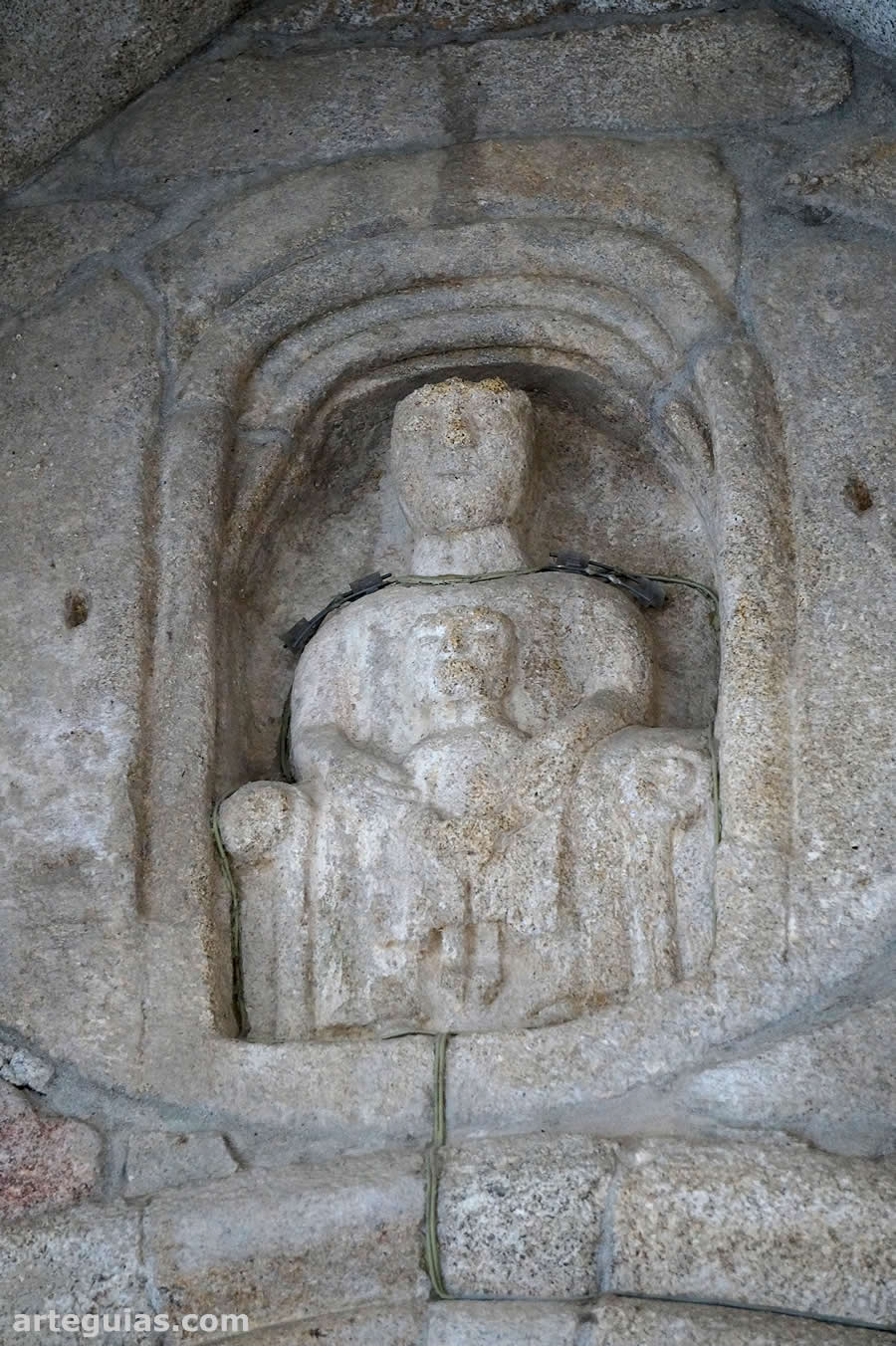 Relieve de la Virgen y el Niño encima de la portada