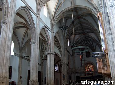 Interior desde la cabecera a los pies de la concatedral g&oacute;tica de Alcal&aacute; de Henares