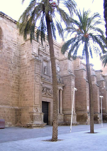 Fachada y puerta de la Catedral de Almer&iacute;a