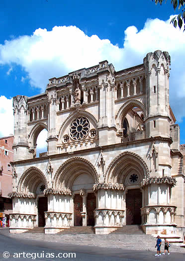 Fachada historicista de la catedral