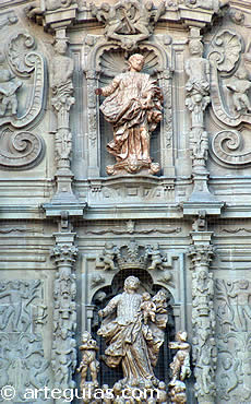 Motivos barrocos de la fachada. Catedral de Logro&ntilde;o