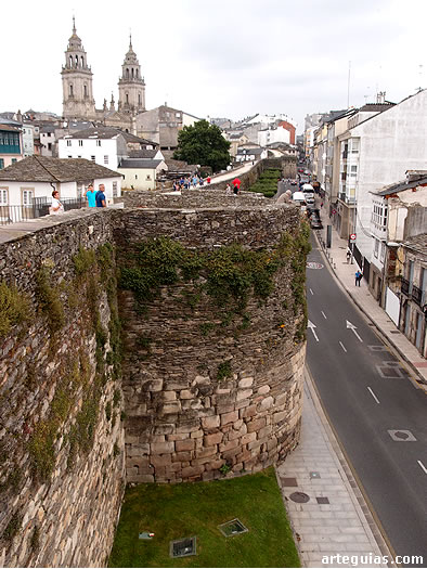 Muralla romana de Lugo con la catedral al fondo