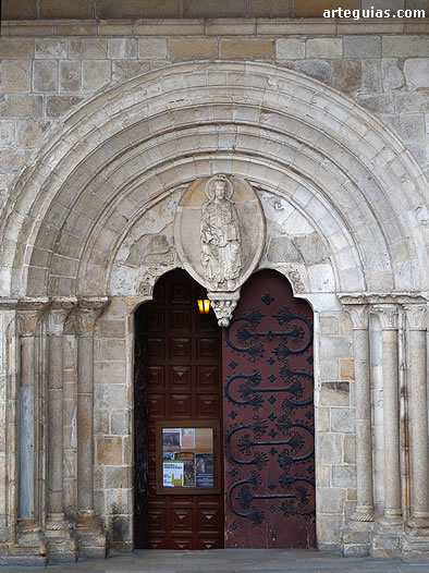 Catedral de Lugo: puerta del lado norte del transepto