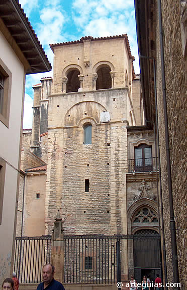 La torre rom&aacute;nica de la catedral de Oviedo se asienta sobre una anterior prerrom&aacute;nica