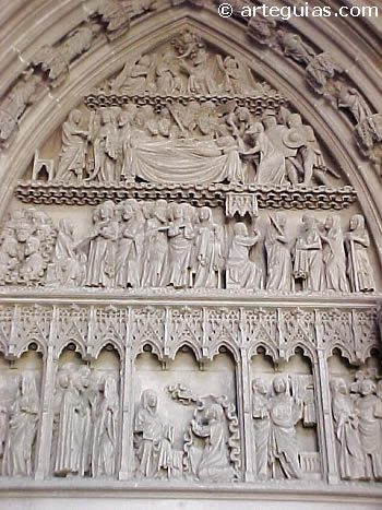 Detalle escult&oacute;rico de la puerta de la catedral de Pamplona