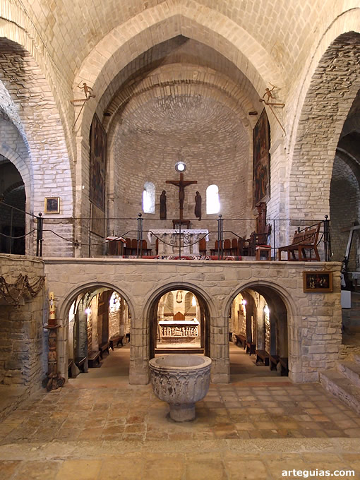 Catedral de Roda de Isábena: nave central con el ábside y la cripta