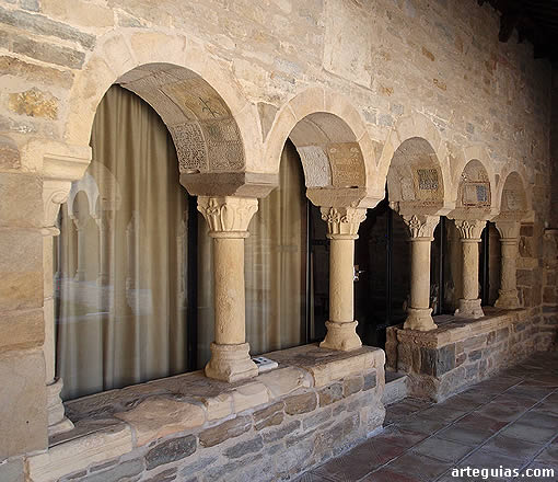 Catedral de Roda de Isábena: entrada a la antigua sala capitular