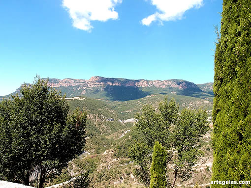 Paisaje del Prepirineo que rodea el pueblecito de Roda de Is&aacute;bena