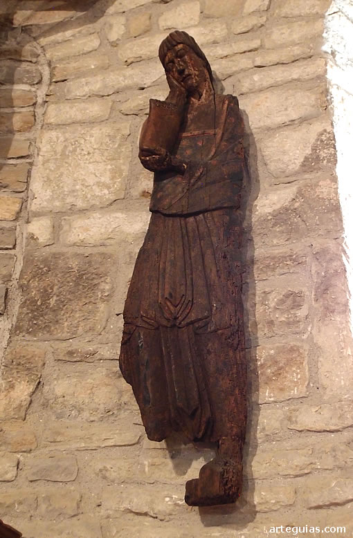 Talla de madera de un Calvario románico que representa a San Juan Evangelista