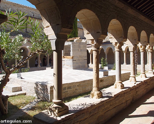 El aspecto del claustro es de lo más sugerente