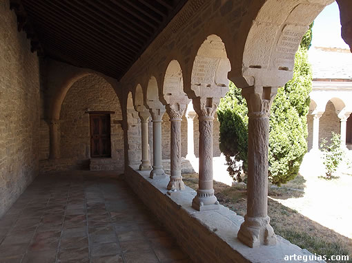 Catedral de Roda de Isábena: panda del claustro ubicado al lado norte de la iglesia