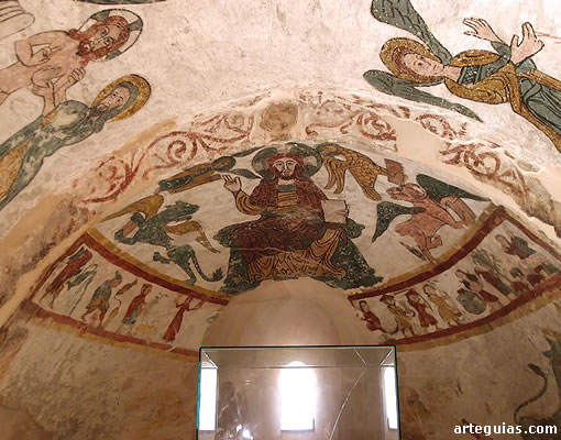 En la cripta norte hay pinturas del siglo XIII en buen estado de conservación
