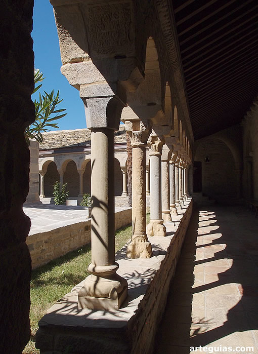 Claustro de la ex-catedral de Roda de Isábena