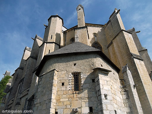 Catedral de Saint Bertrand de Comminges: cabecera poligonal con grandes contrafuertes. Construcci&oacute;n g&oacute;tica