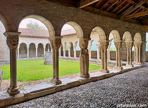 Bello claustro de la Catedral de Saint Bertrand de Comminges