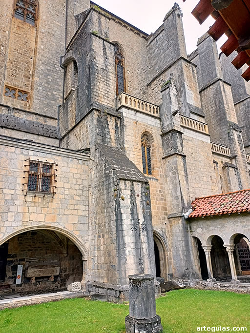 Muro sur de la Catedral de Saint Bertrand de Comminges visto desde el interior del claustro