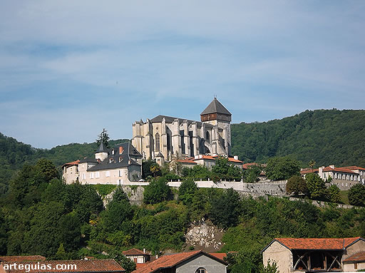 La localidad de Saint Bertrand de Comminges con su catedral g&oacute;tica en el centro del cerro