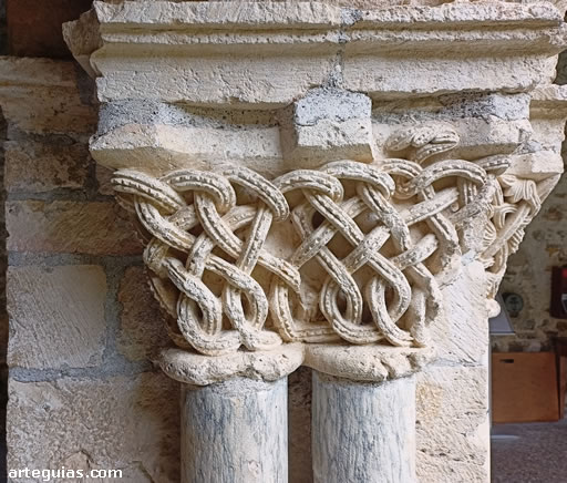 Pareja de capiteles con motivos de cesteado