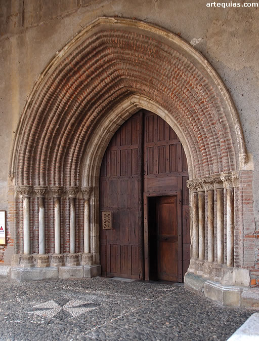 Puerta norte de estilo g&oacute;tico con arquivoltas baquetonadas de ladrillos y columnas de m&aacute;rmol