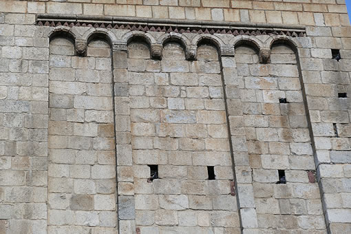 Interpretación lombarda de una de las torres campanario
