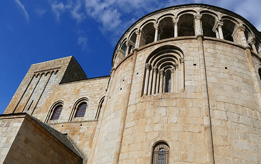 Ábside princial de la Catedral de Seu d'Urgell con el brazo sur del transepto y el cuerpo de la torre inconclusa