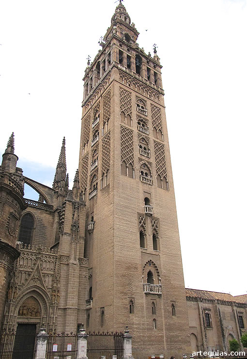 La Giralda de la Catedral de Sevilla. Campanario que fue el alminar de la mezquita