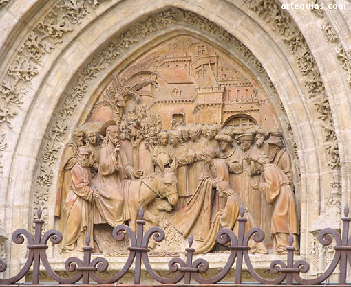 Tímpano de la Puerta de las Campanillas